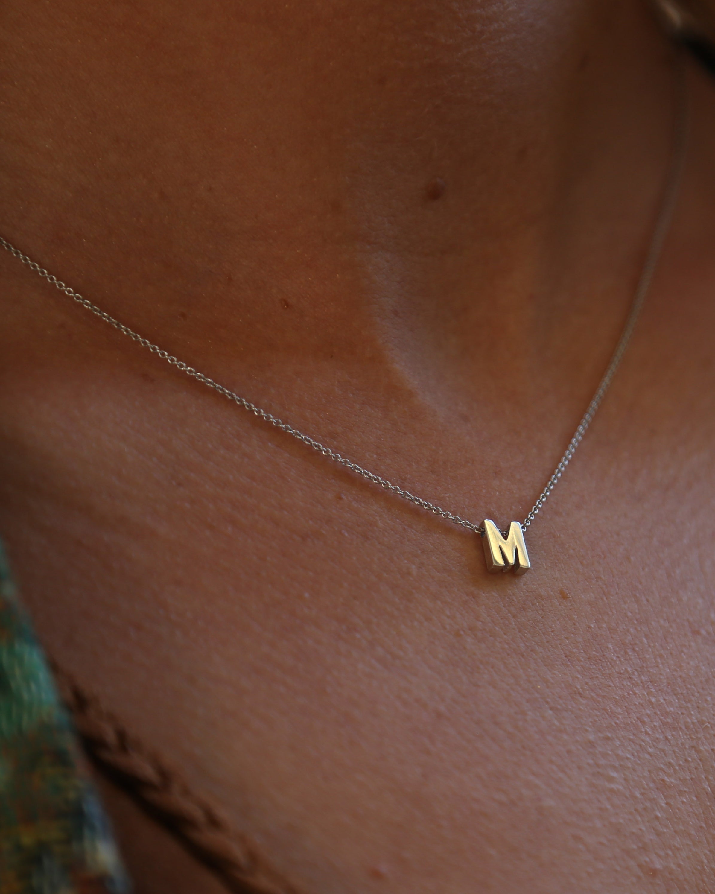 Colar letra inicial em prata