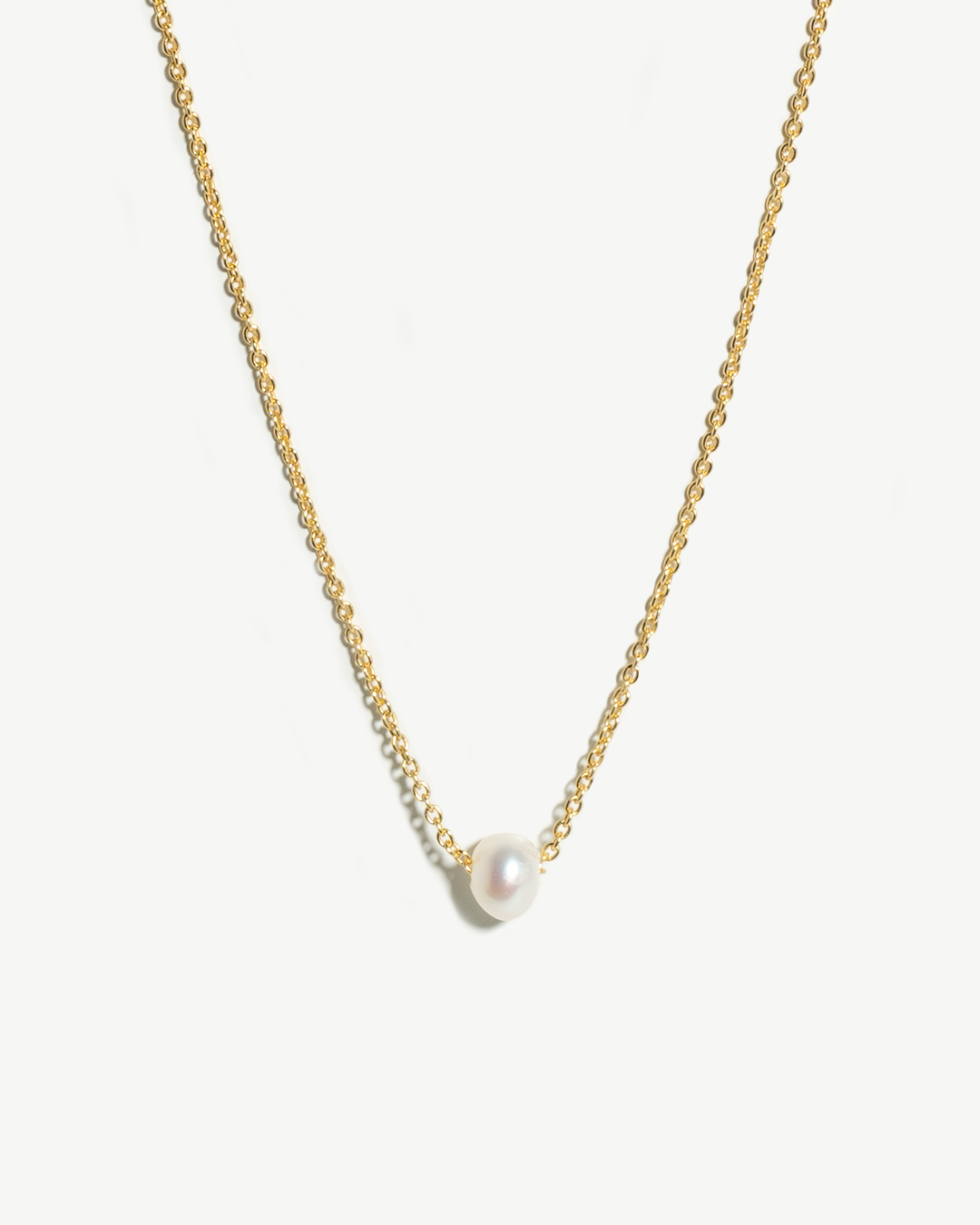 Colar em prata dourada com pérola ao centro