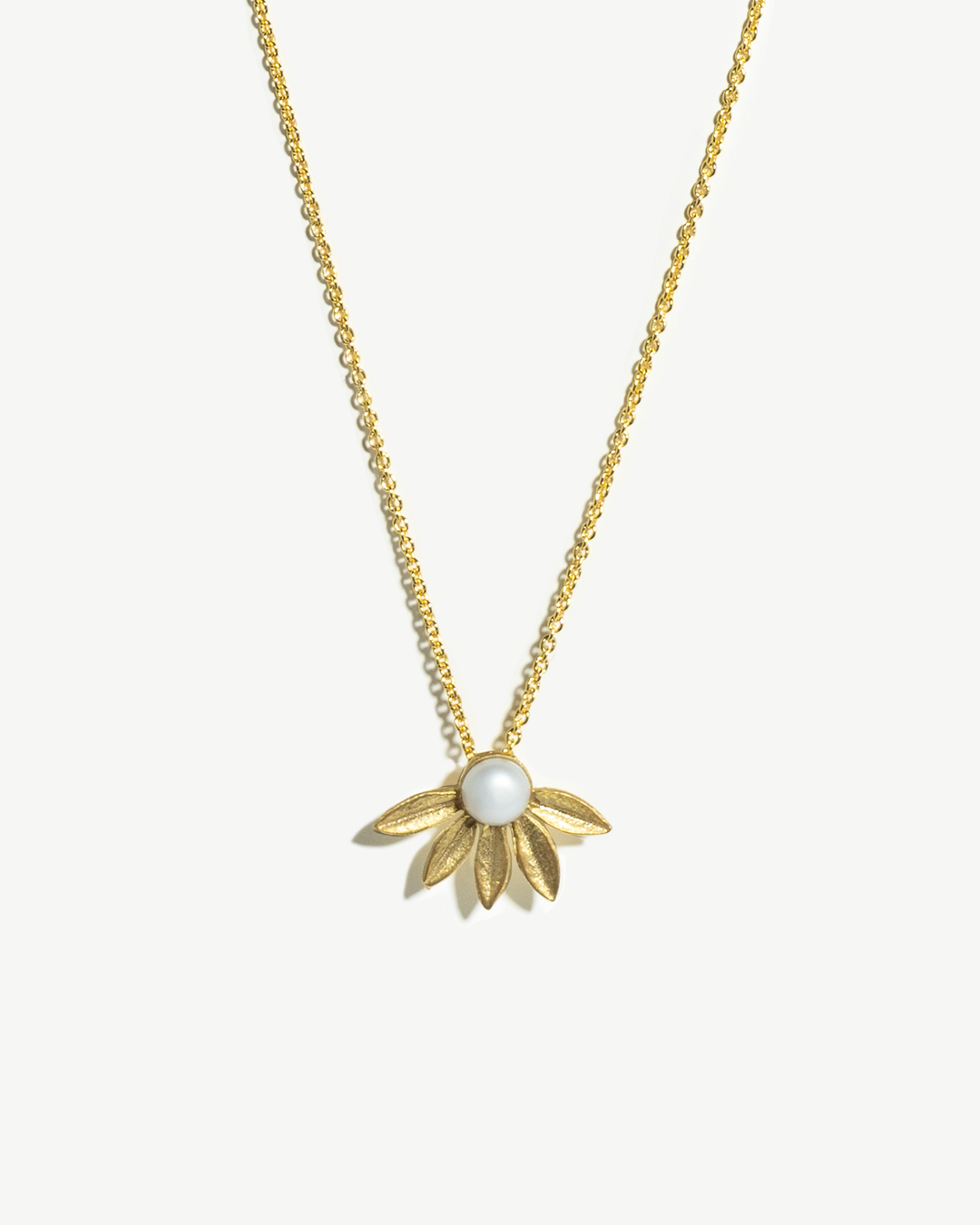 Colar em prata dourada com pendente flor e pérola natural
