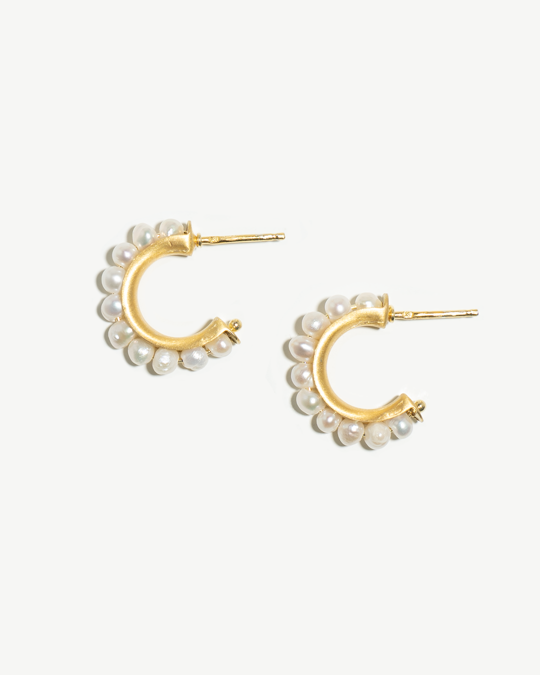 Argolas em prata dourada com pérolas naturais