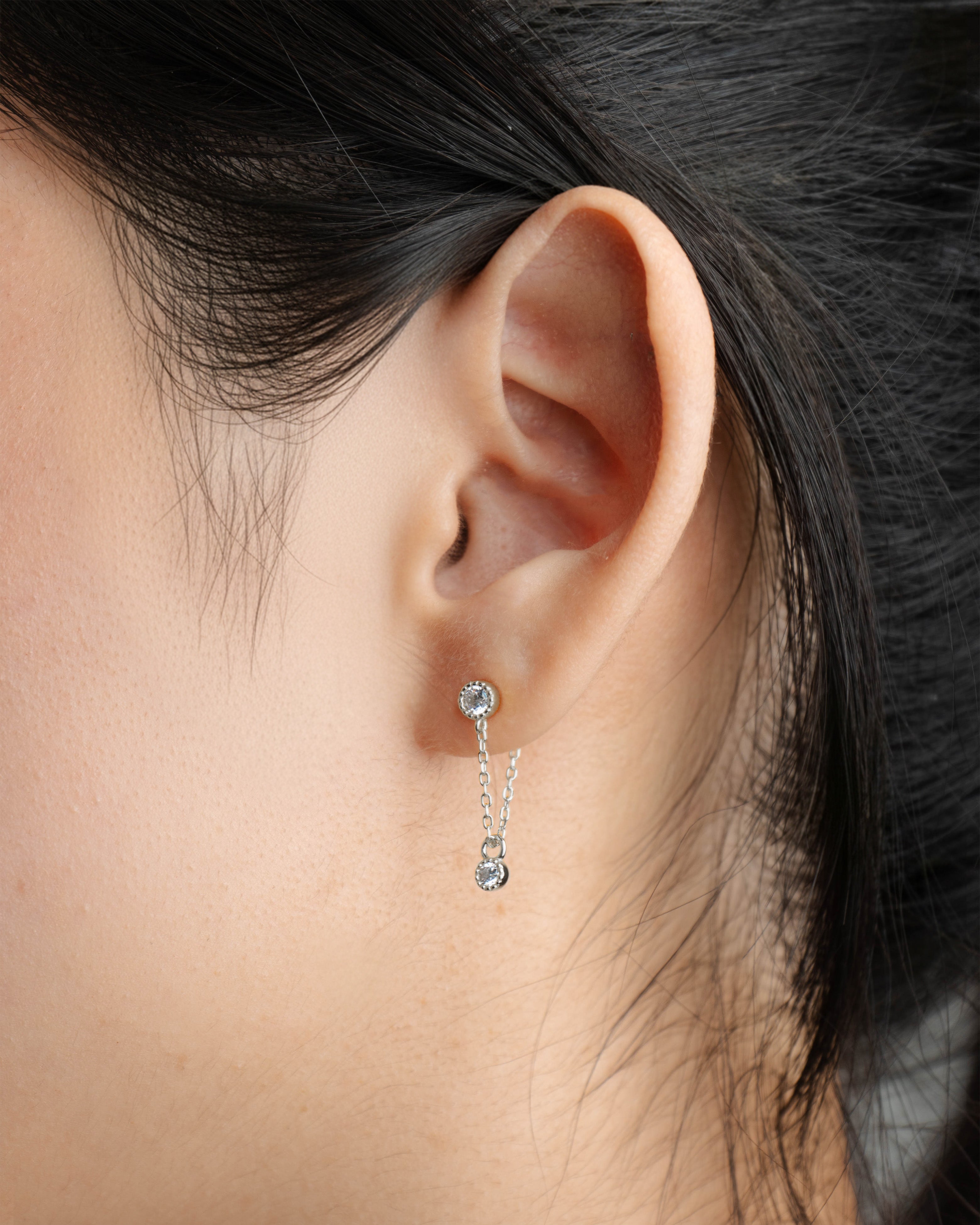 Brincos com corrente de prata 925 com banho de ródio com zircónias cúbicas.