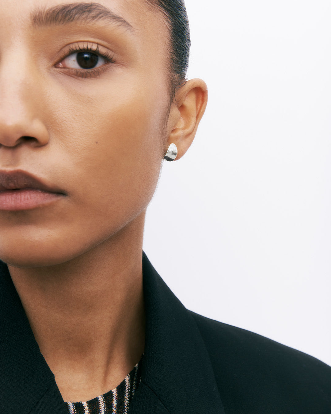 Brincos de prata 925 com zicónia cúbica em modelo.