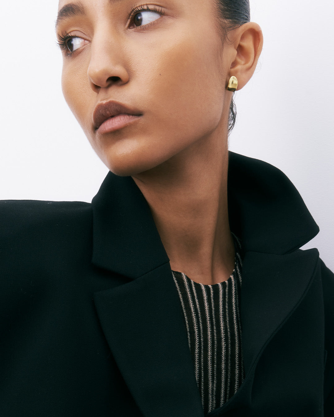 Brincos de prata 925 com banho de ouro 18k e zircónia cúbica em modelo.