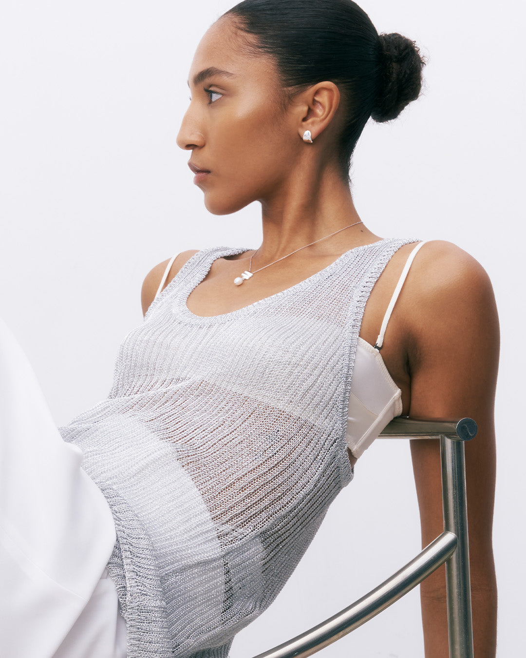 Brinco de prata 925 com zircónia cúbica em modelo.