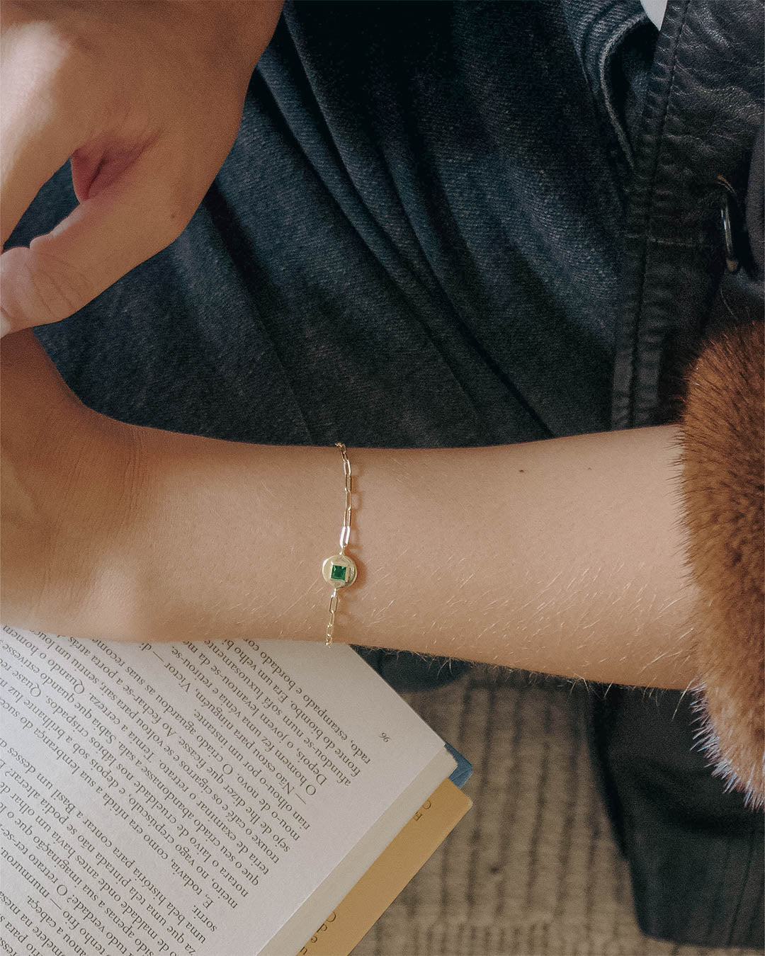 Pulseira em corrente com pingente em prata 925 com banho de ouro 18K e zircónia cúbica verde em modelo.