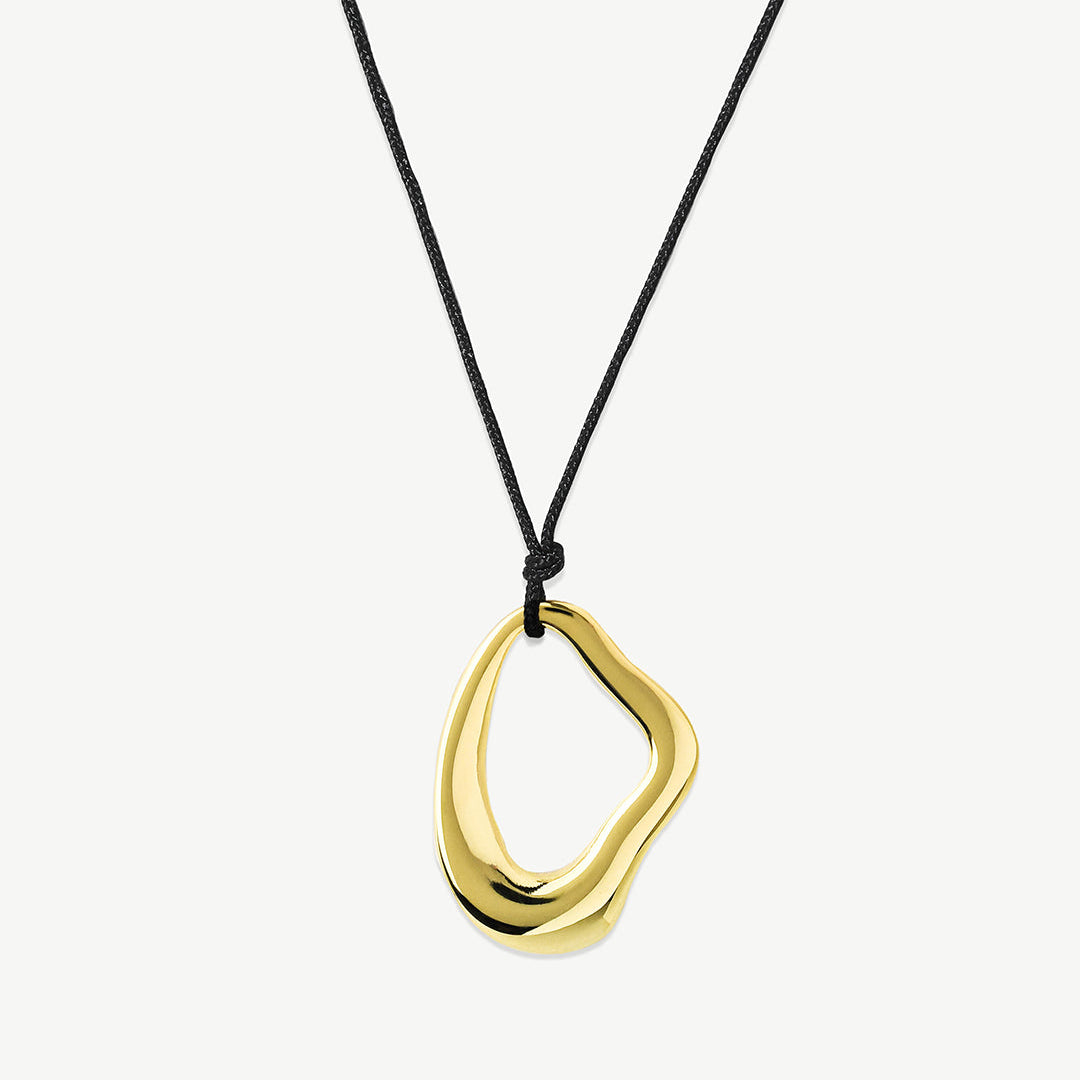 Colar com pendente irregular de prata 925 com banho de ouro 18K.