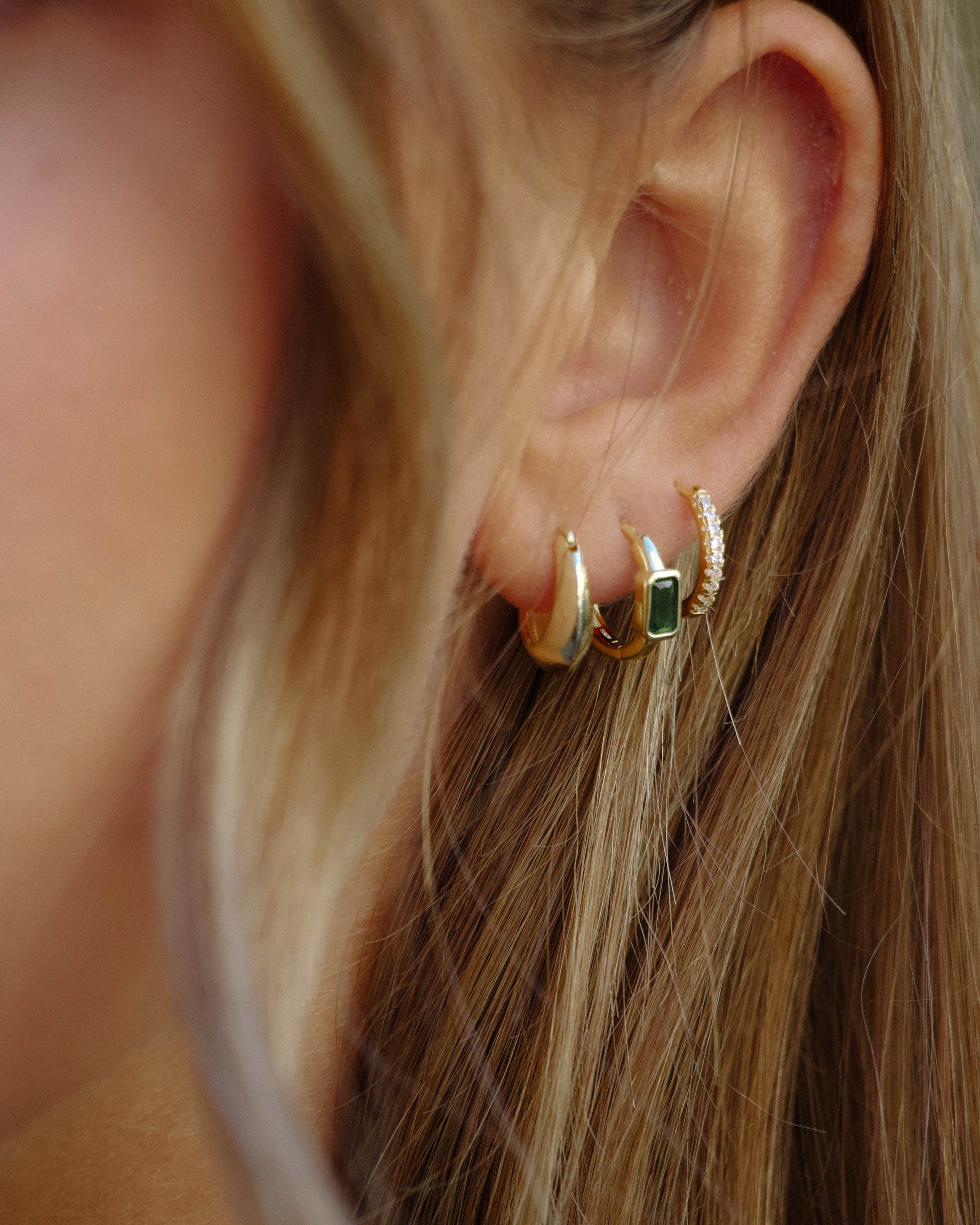 Argolas em prata 925 com banho de ouro 18K em modelo.