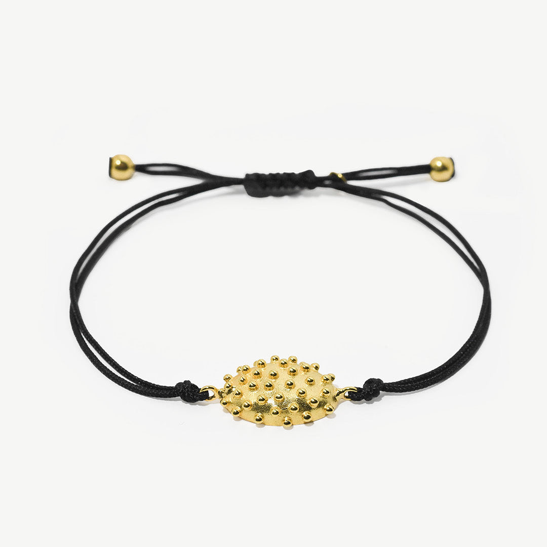 Pulseira ajustável de algodão com detalhe com relevos em prata 925 com banho de ouro 18k