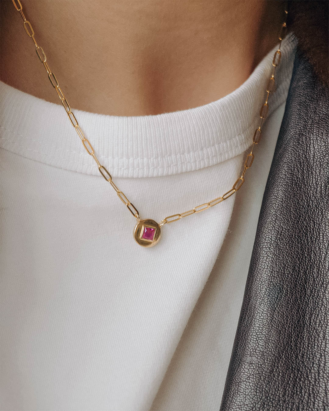 Colar em corrente com pingente em prata 925 com banho de ouro 18K e zircónia cúbica rosa em modelo.