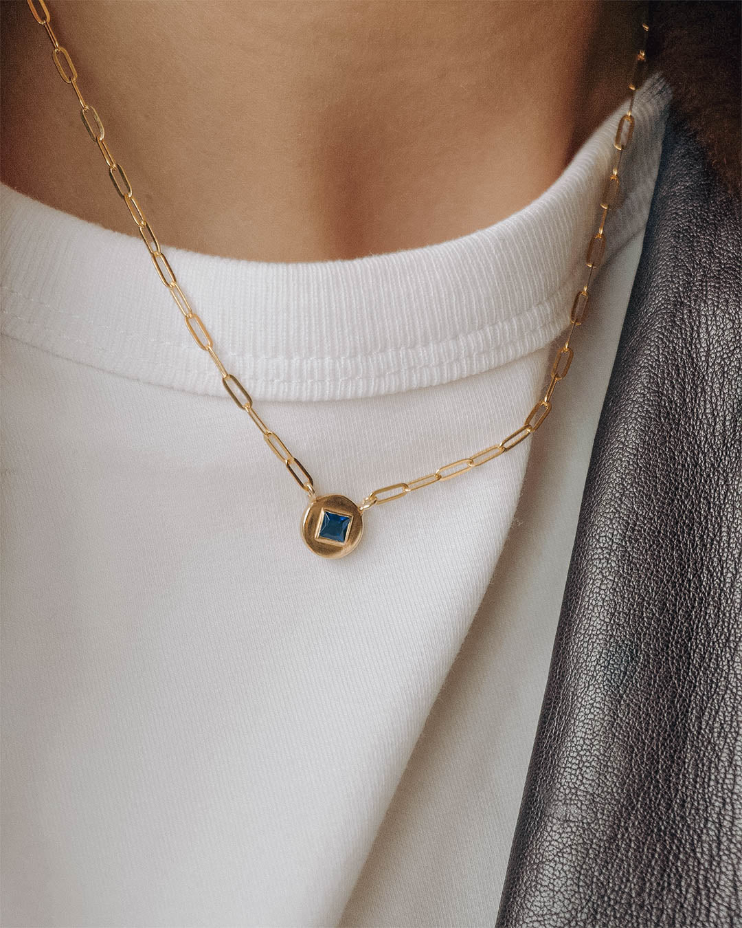 Colar em corrente com pingente em prata 925 com banho de ouro 18K e zircónia cúbica azul.