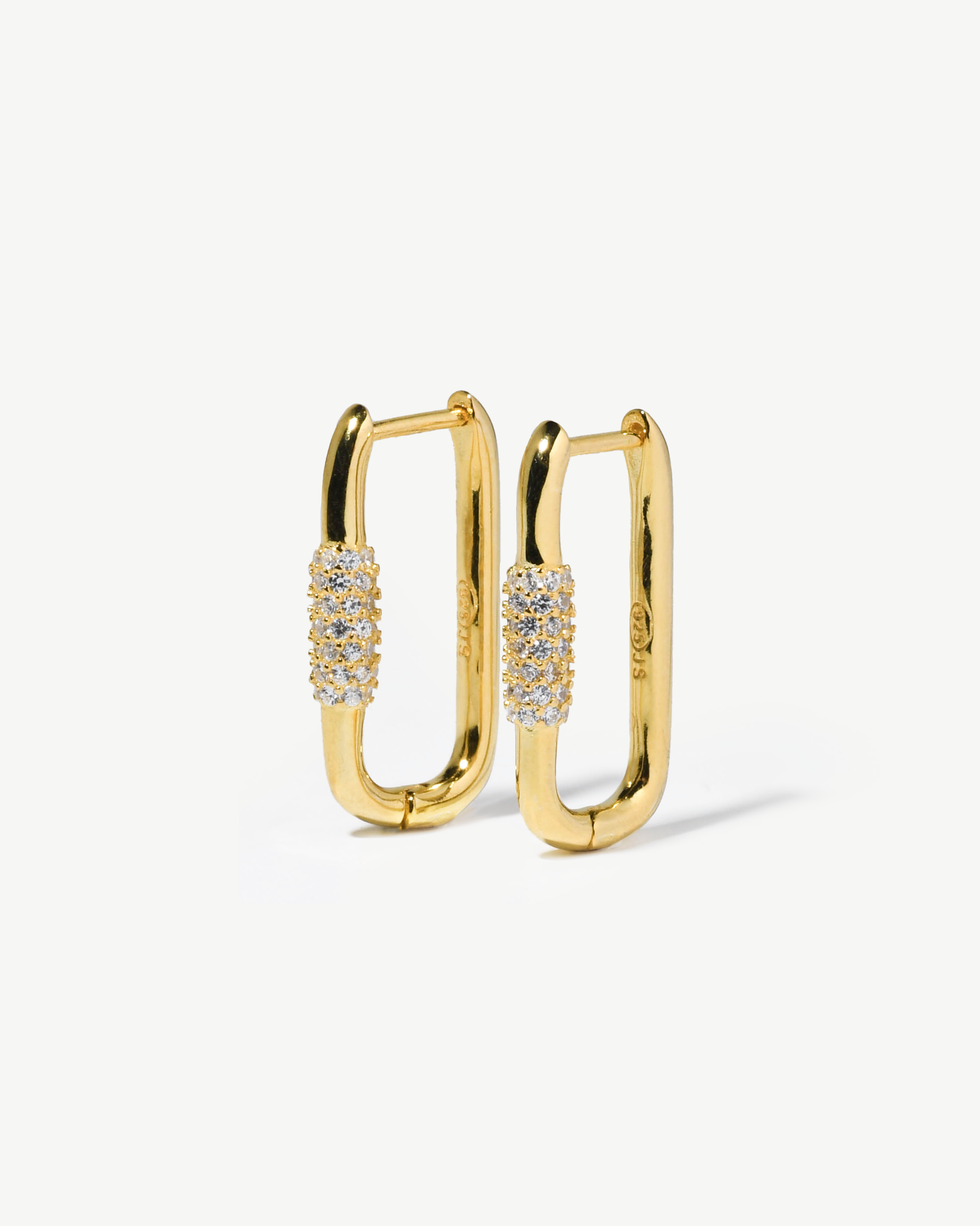 Argolas em prata dourada minimalistas com detalhe em pavé de zircónias.