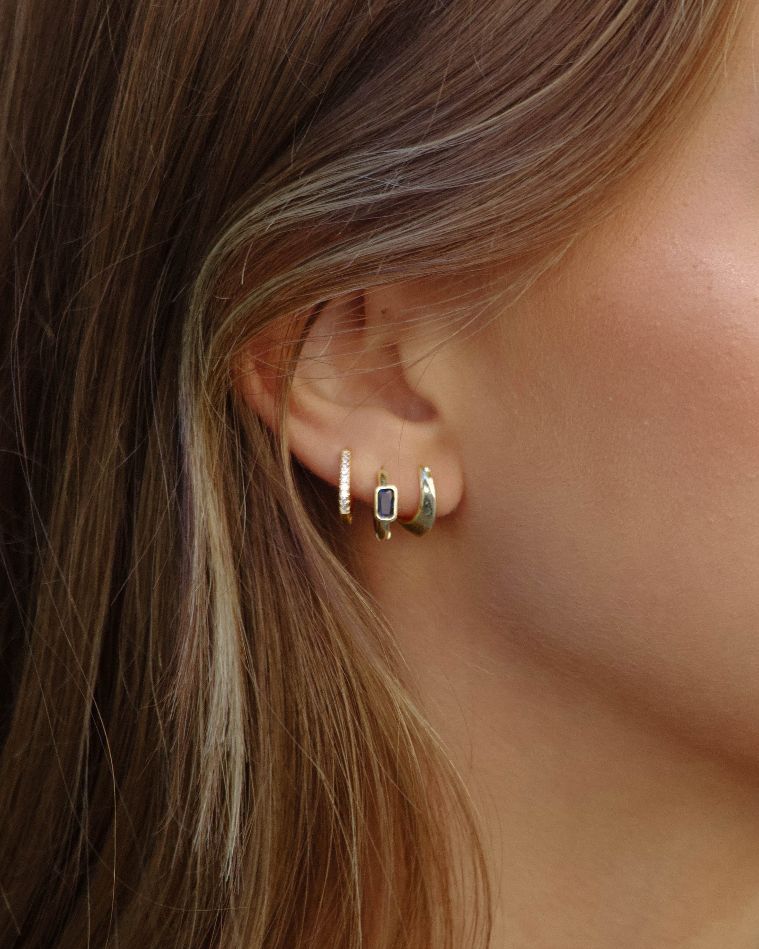 Argolas em prata 925 com banho de ouro 18K e zircónia cúbica em modelo.