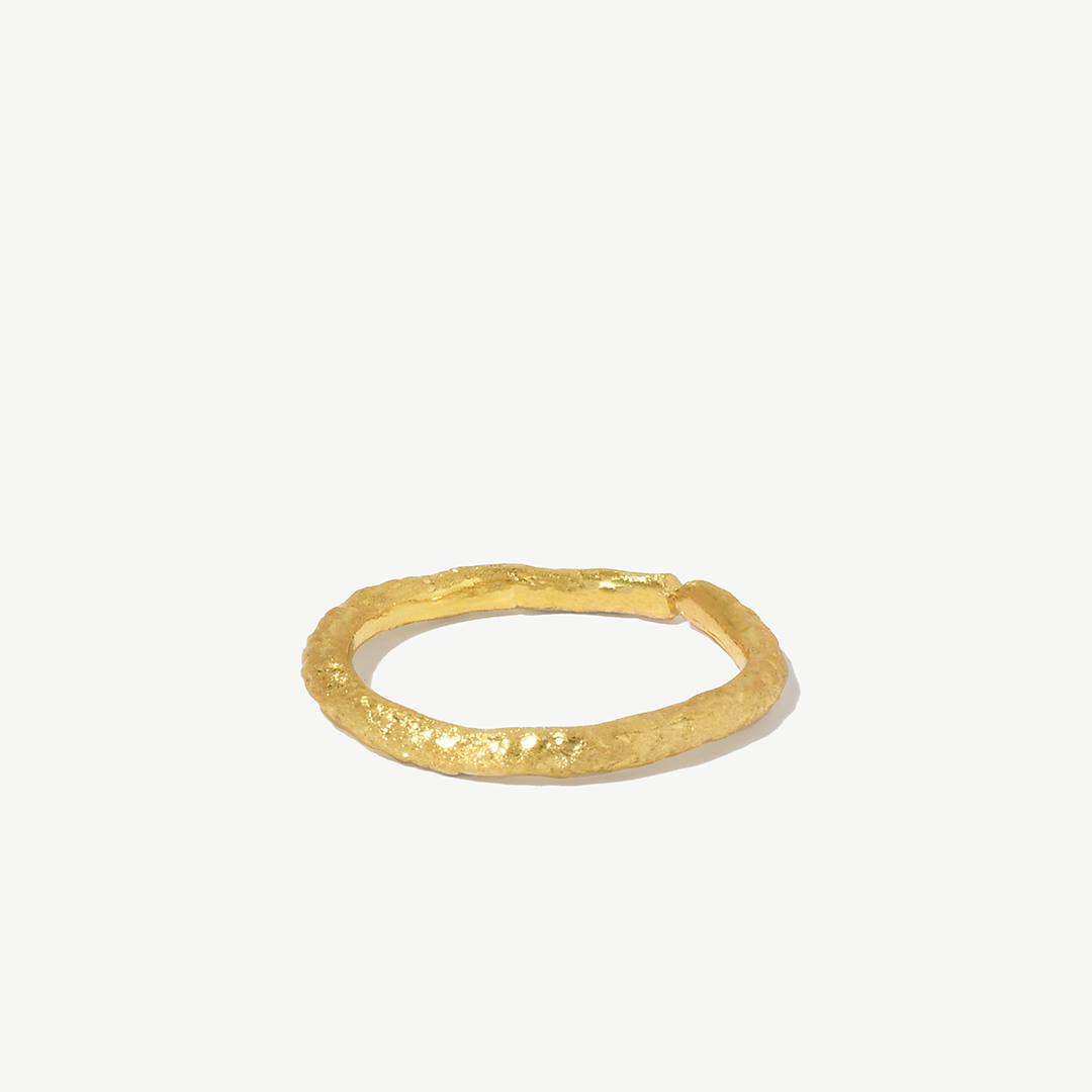 Anel ajustável em prata 925 com banho de ouro 18K.