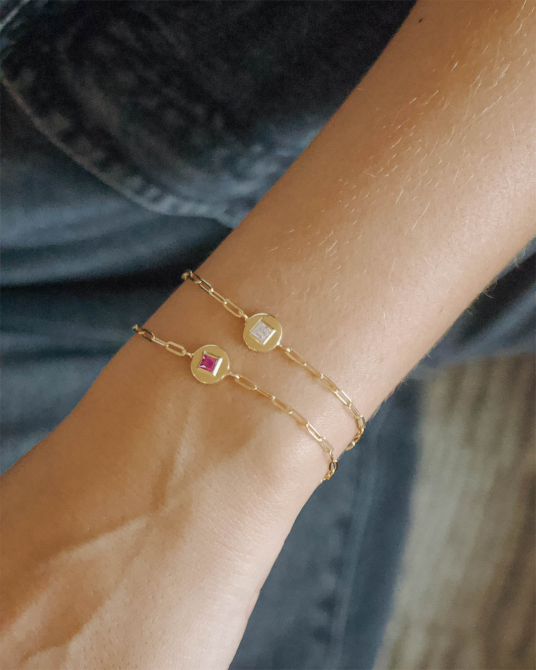 Pulseira em corrente com pingente em prata 925 com banho de ouro 18K e zircónia cúbica em modelo.