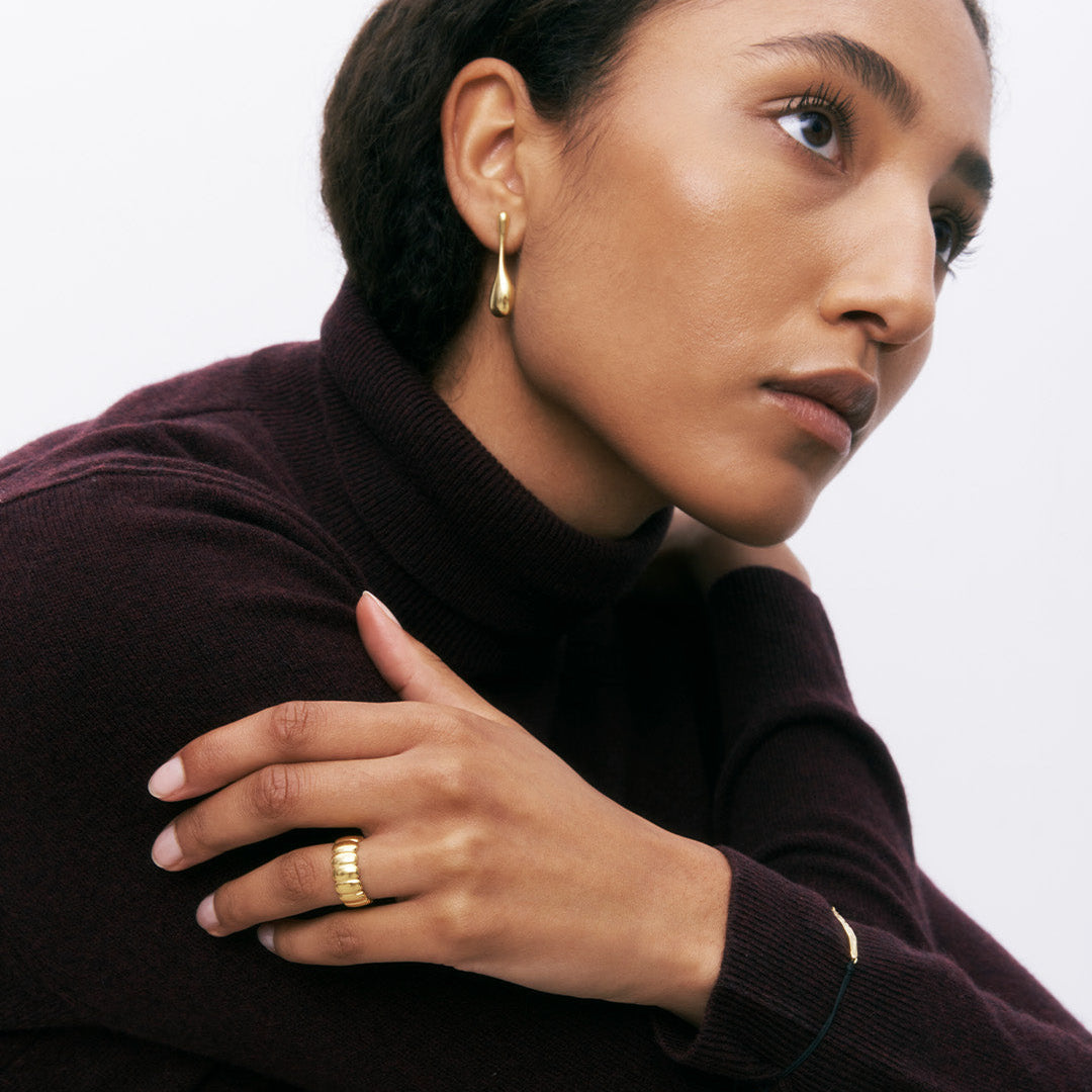 Brincos compridos em prata 925 e banho de ouro 18K em modelo.