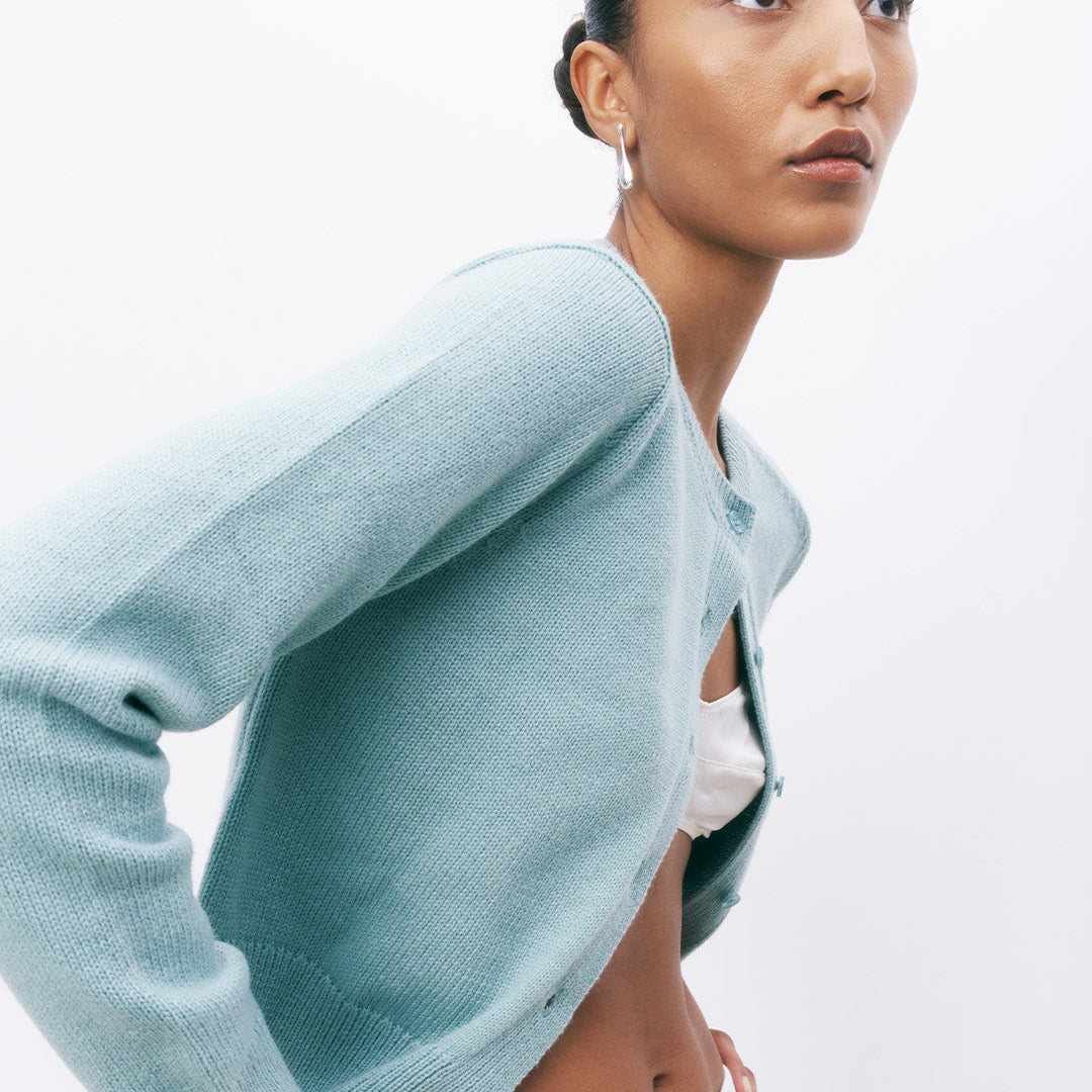 Brincos compridos em prata 925 e banho de ródio em modelo.