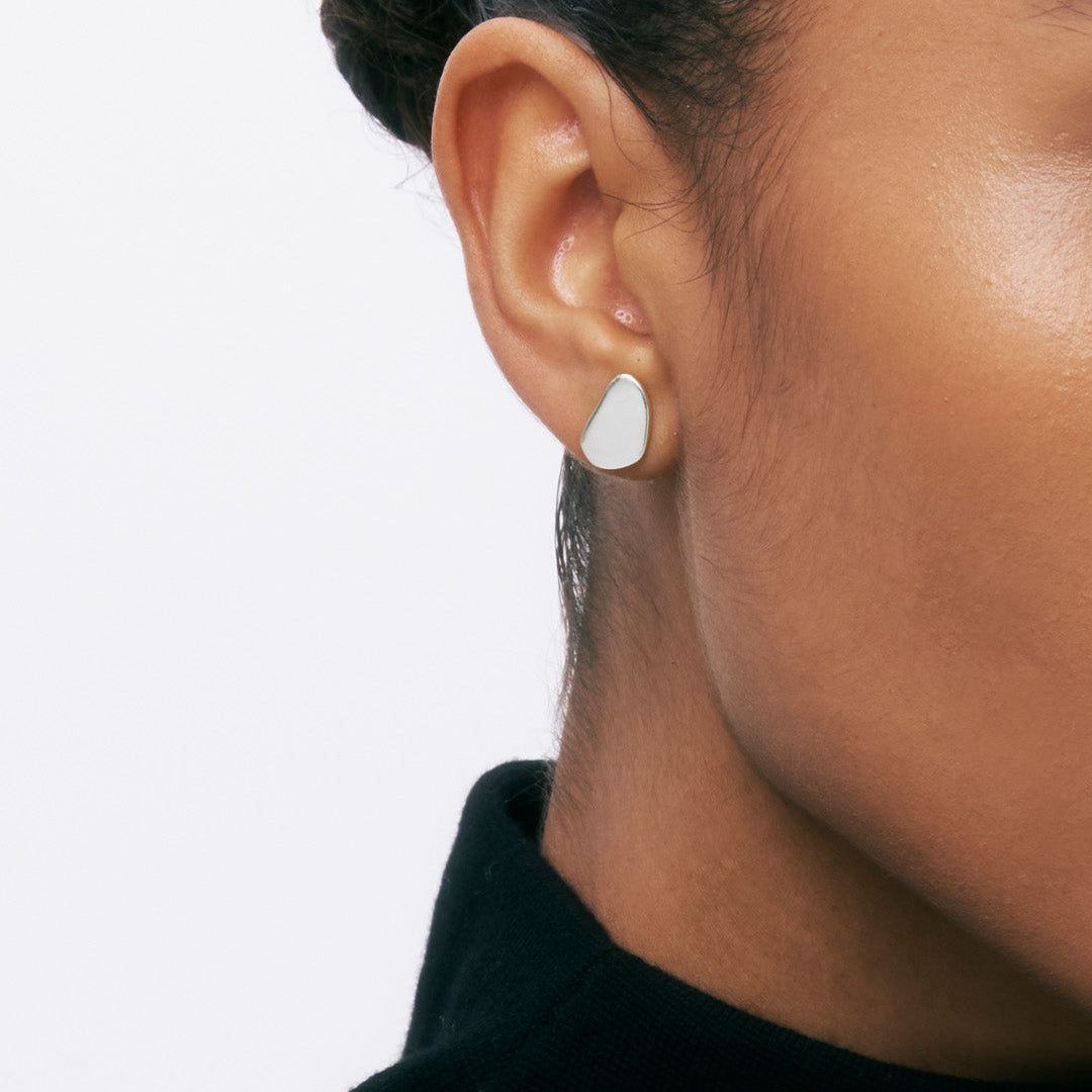 Brincos irregluares de prata 925 com banho de ródio em modelo.