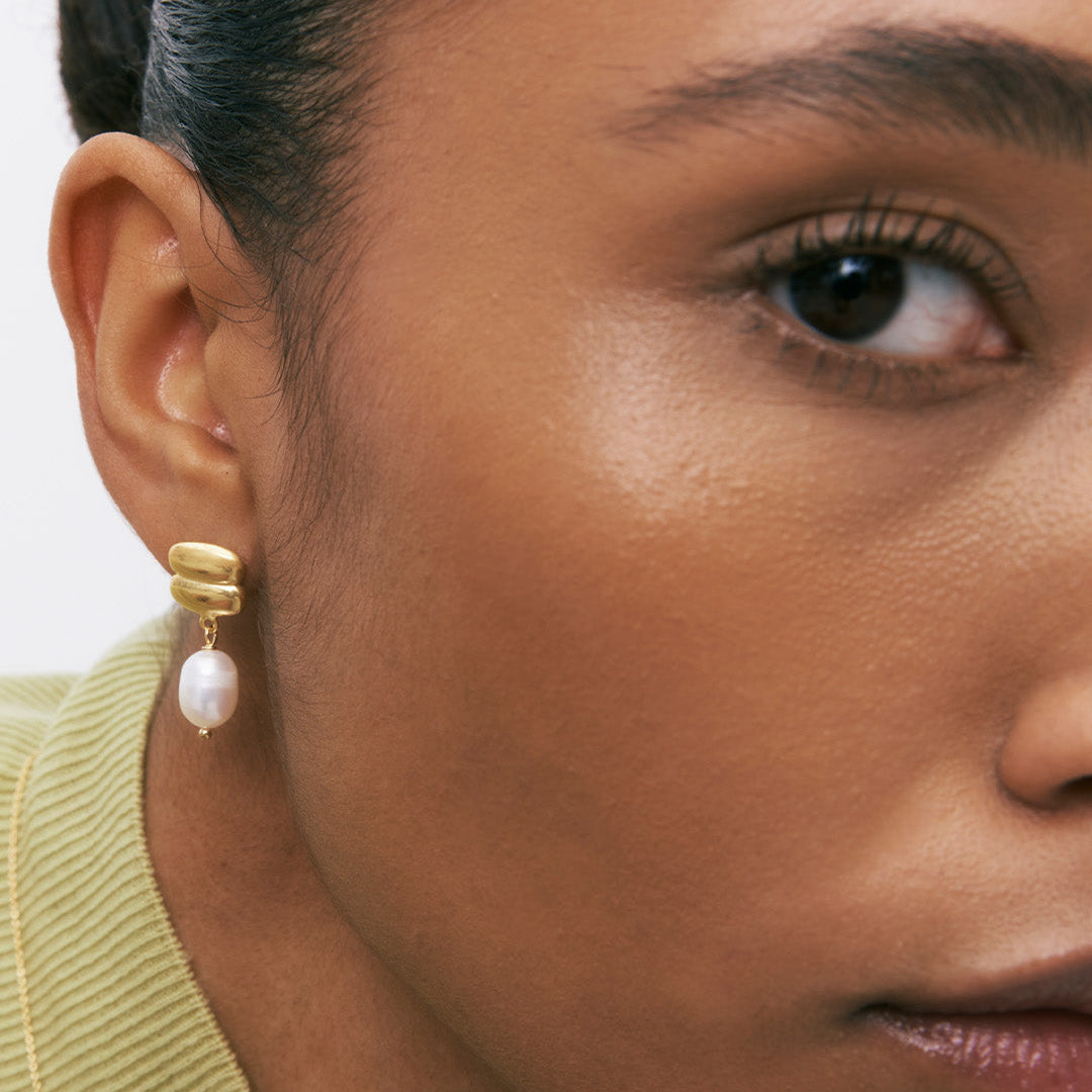 Brincos de prata 925 com banho de ouro 18K e pingente de pérola em modelo