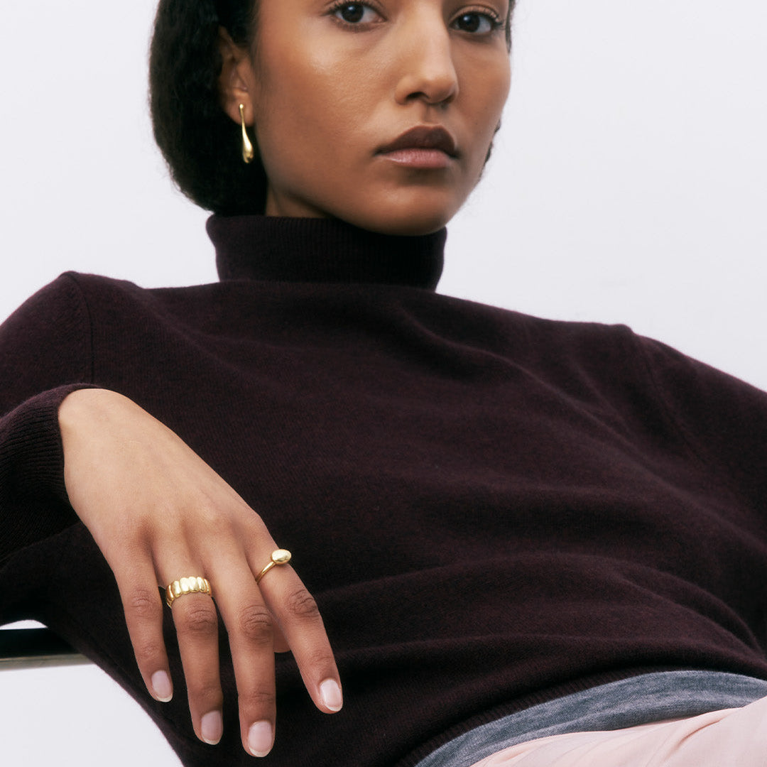 Brincos compridos em prata 925 e banho de ouro 18K em modelo.