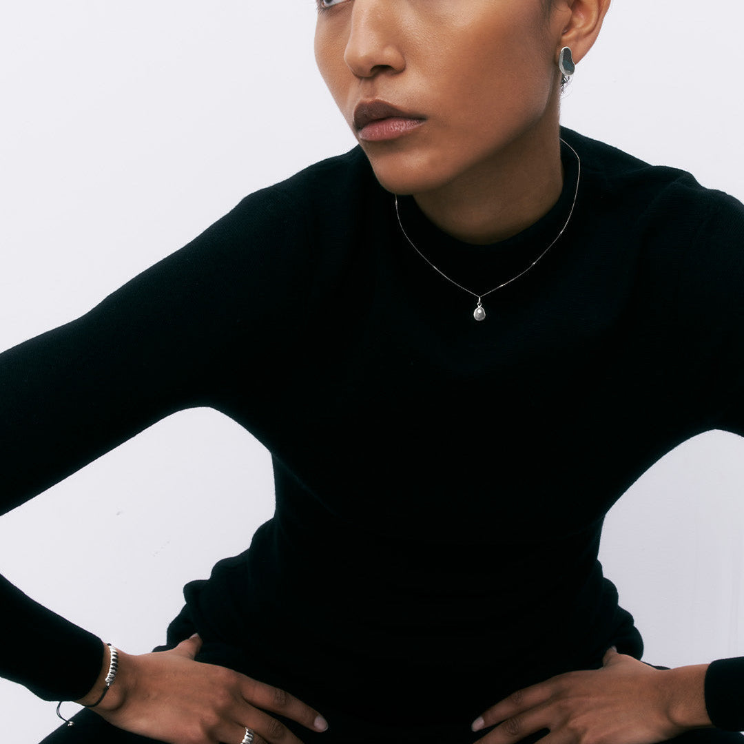 Brincos irregluares de prata 925 com banho de ródio em modelo.