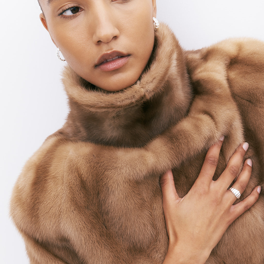 Anel de prata 925 com banho de ródio em modelo.