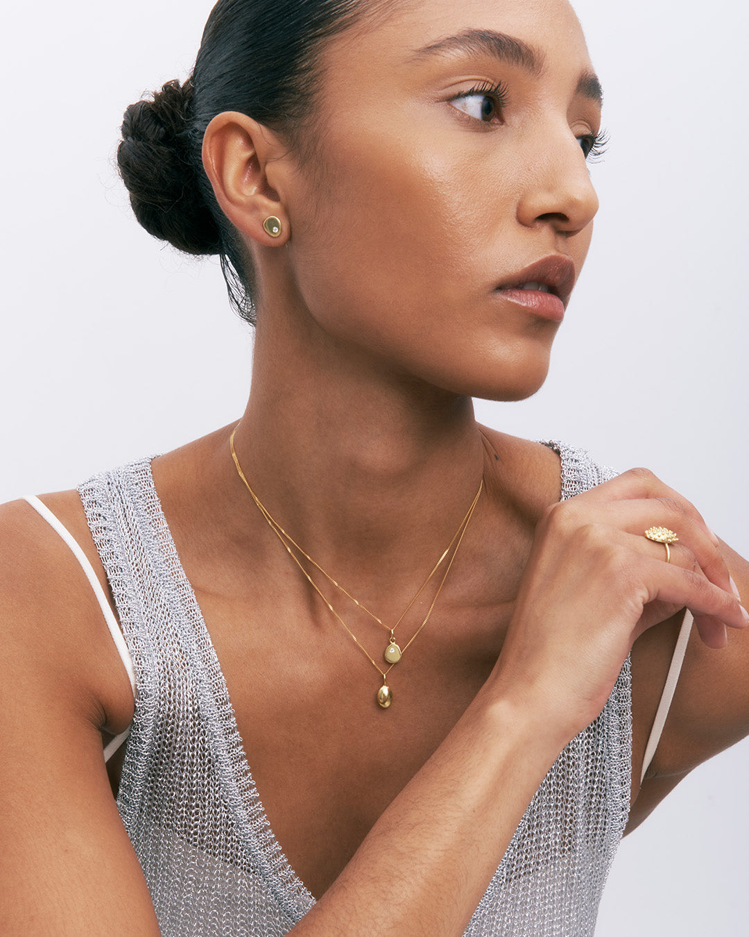 Colar com pingente em prata 925 com banho de ouro 18K e zircónia cúbica em modelo.