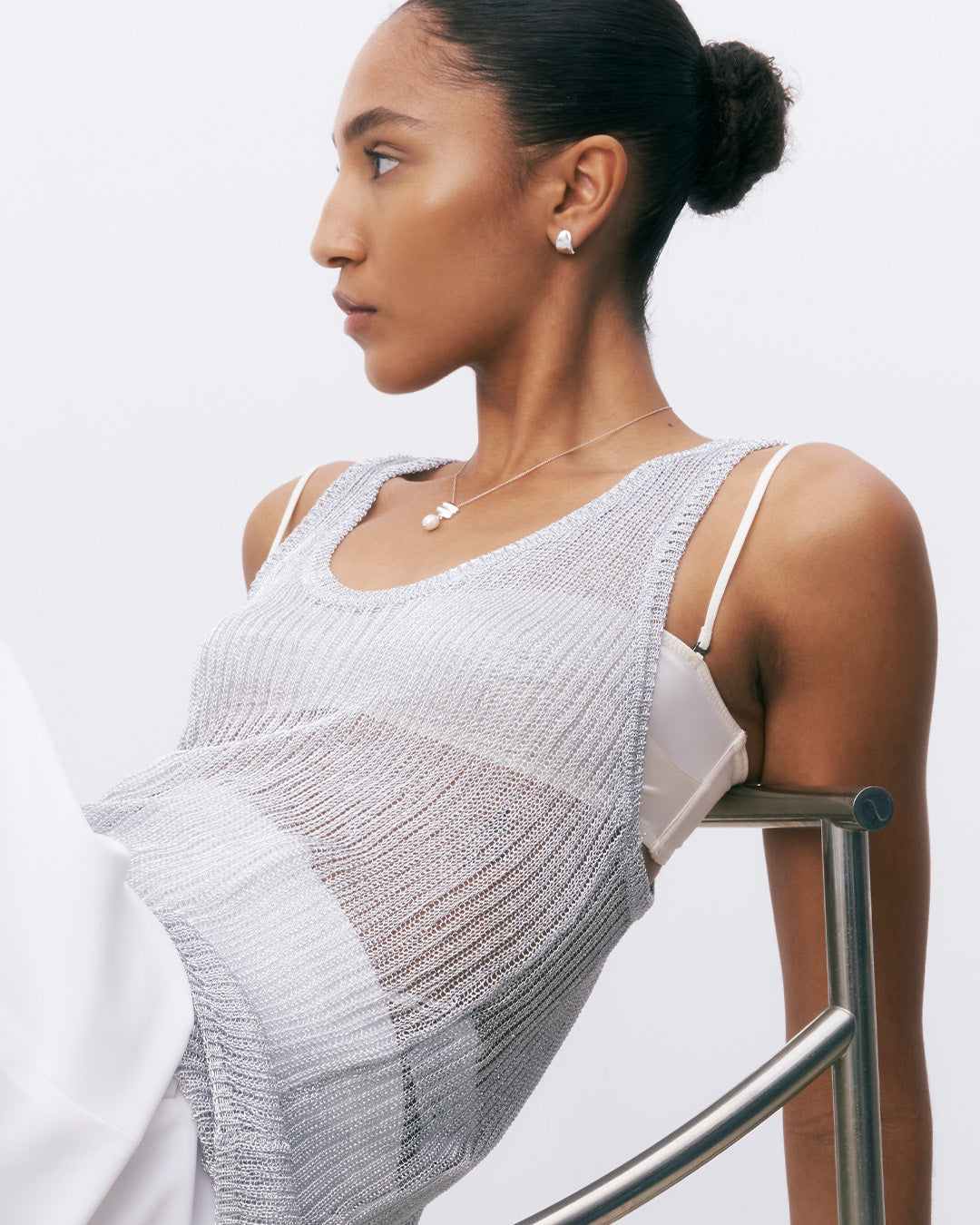 Colar de prata 925 com banho de ouro 18K e pingente de pérola em modelo.