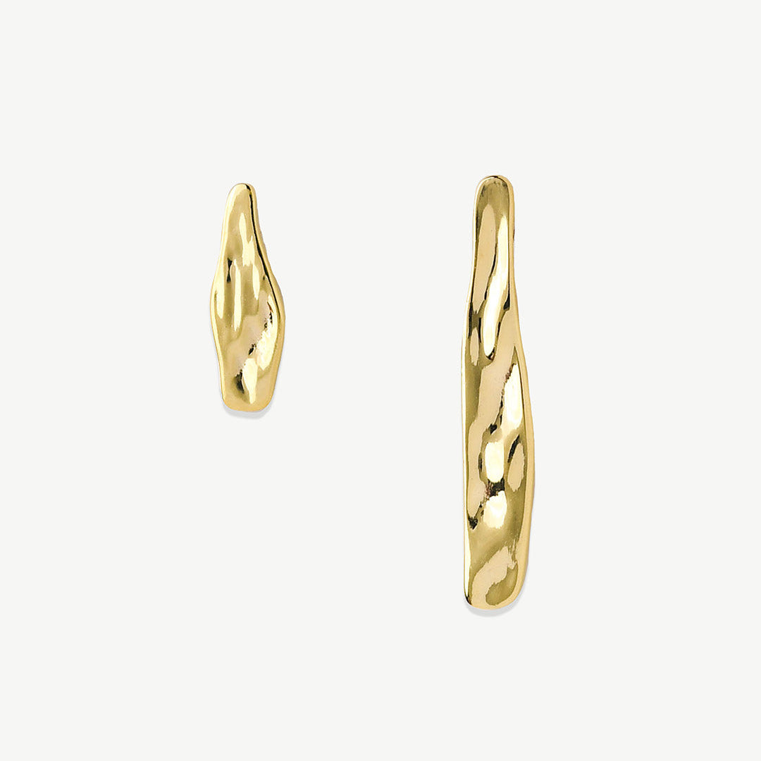 Brincos irregulares em pata 925 com banho de ouro 18k.
