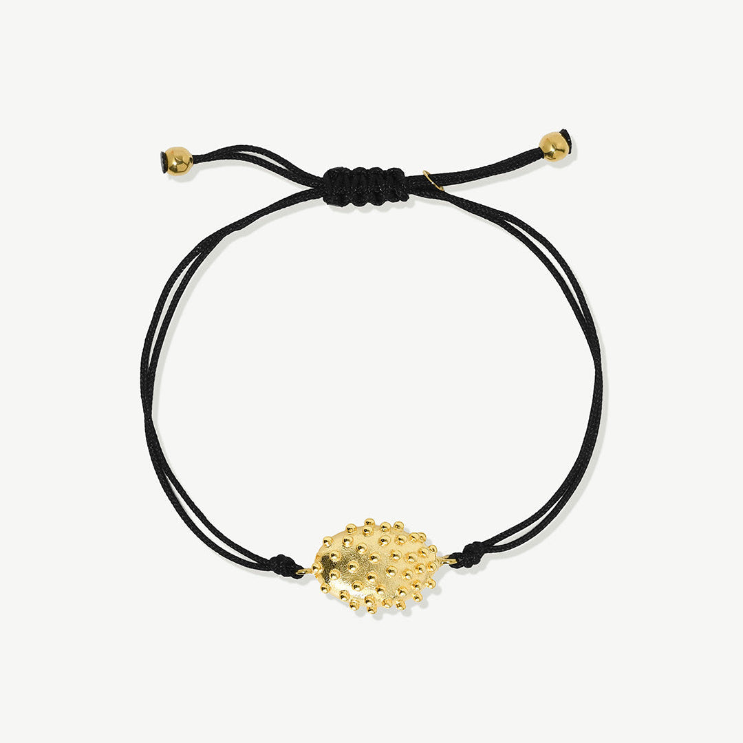 Pulseira ajustável de algodão com detalhe com relevos em prata 925 com banho de ouro 18k.