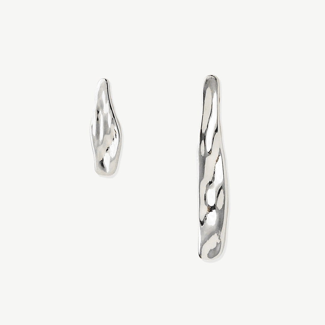 Brincos irregulares em pata 925 com banho de ródio.