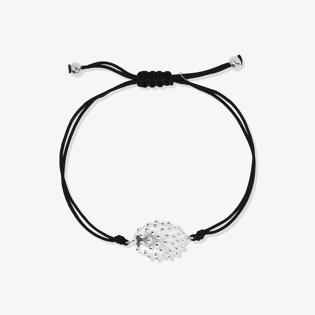 Pulseira ajustável de algodão com detalhe com relevos em prata 925 com banho de ródio