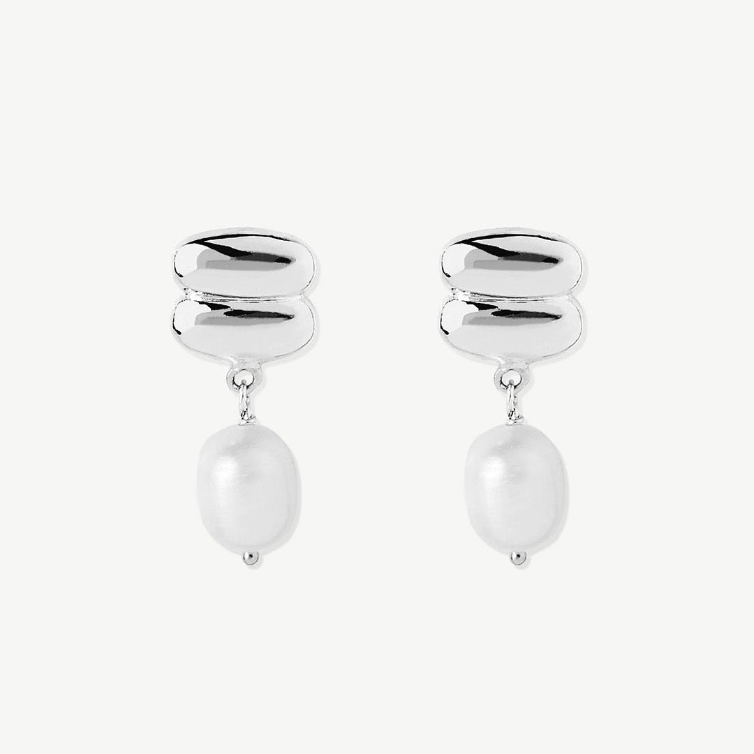Brincos de prata 925 com banho de ródio e pingente de pérola.