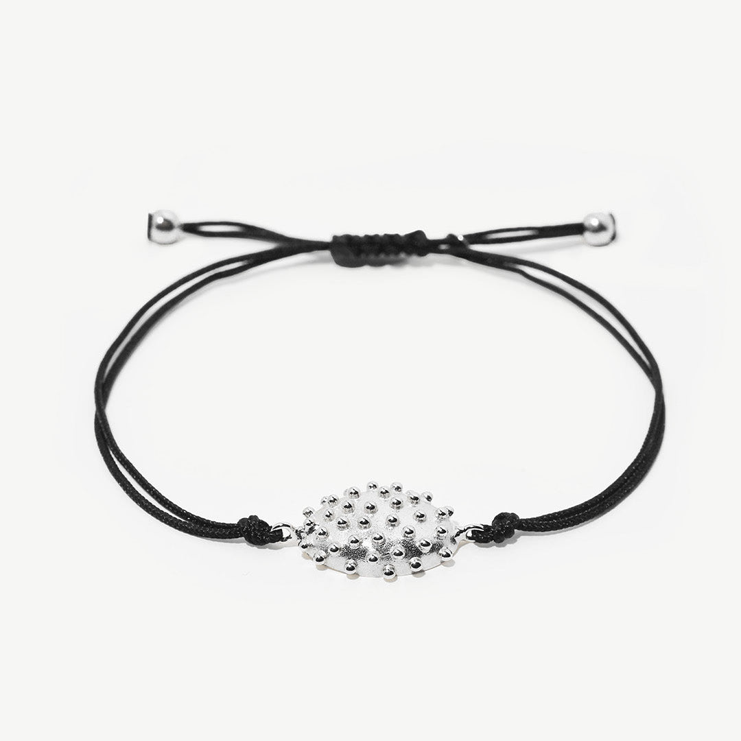 Pulseira ajustável de algodão com detalhe com relevos em prata 925 com banho de ródio