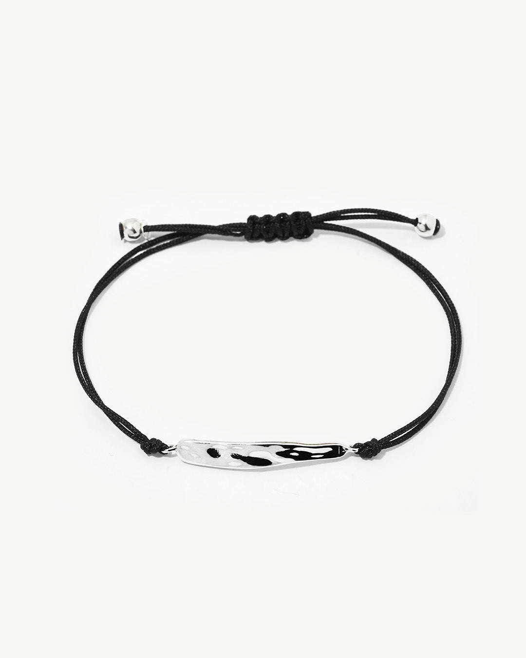 Pulseira ajustável de algodão com detalhe em prata 925 com banho de ródio.