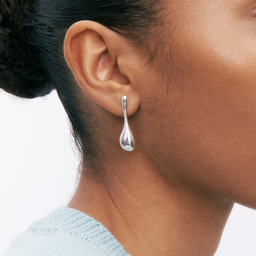 Brincos compridos em prata 925 e banho de ródio em modelo