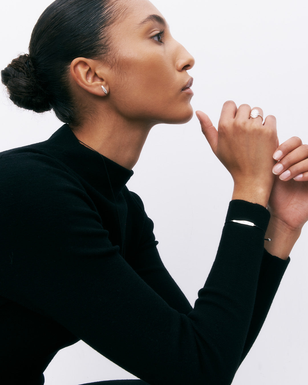 Pulseira ajustável de algodão com detalhe em prata 925 com banho de ródio em modelo