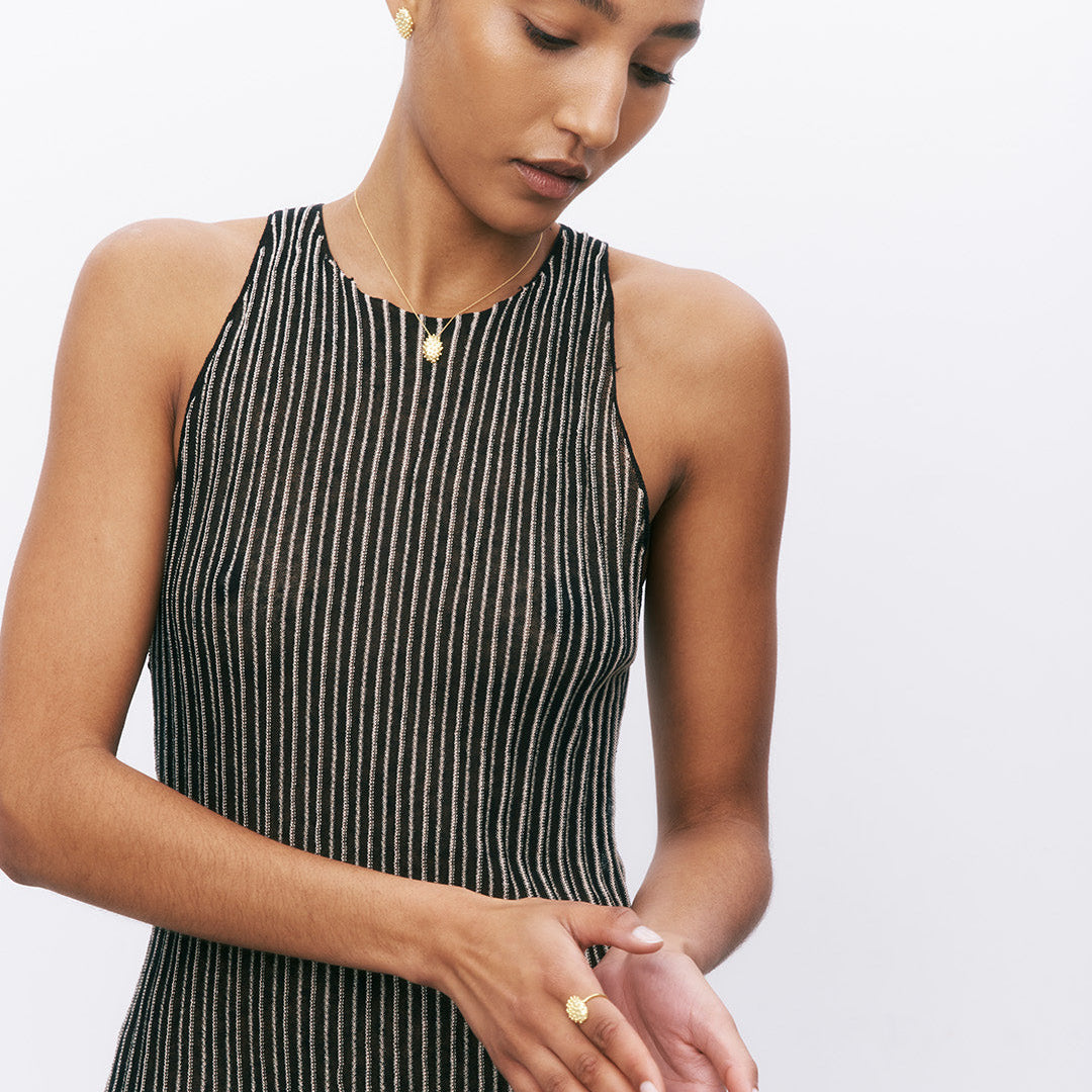 Colar com pingente em relevo de prata 925 com banho de ouro 18k em modelo