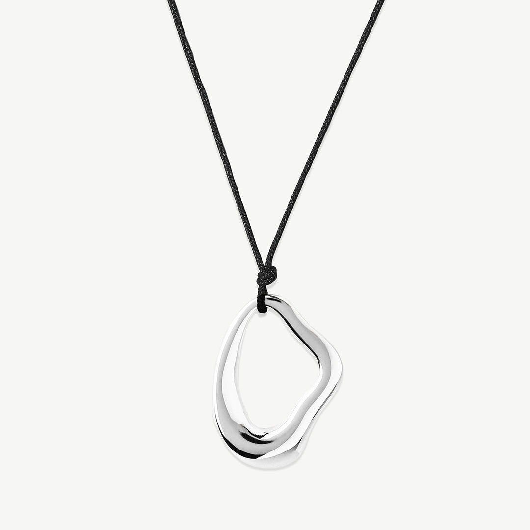 Colar com pendente irregular de prata 925 com banho de ródio.