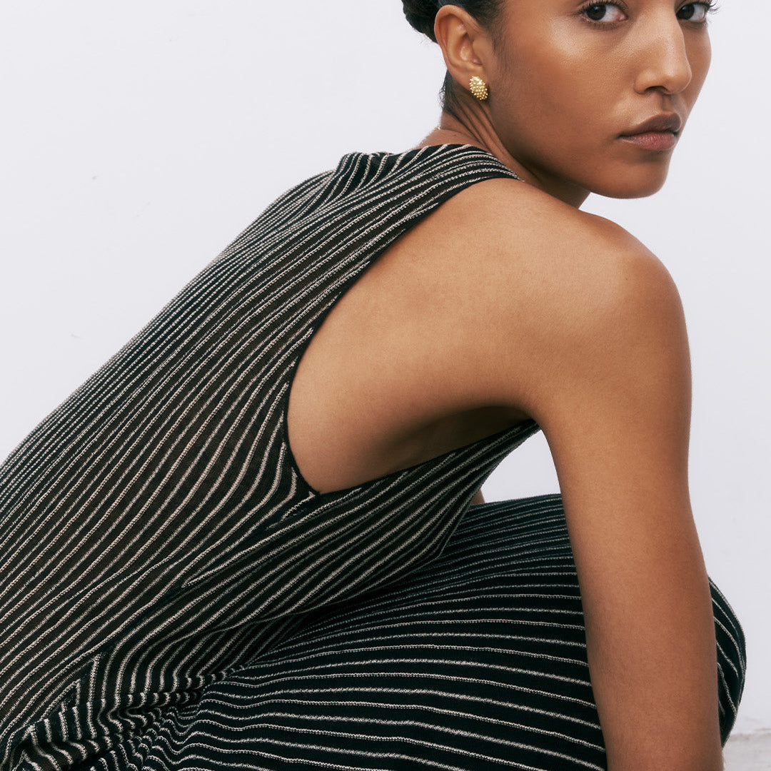 Brincos ovais com relevo em prata 925 com banho de ouro 18k em modelo.