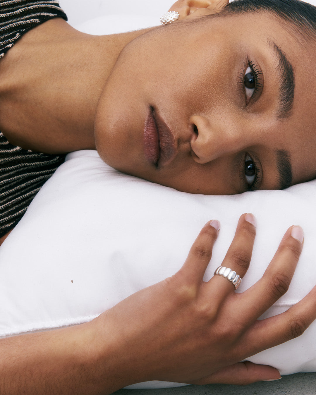 Anel de prata 925 com banho de ródio em modelo.