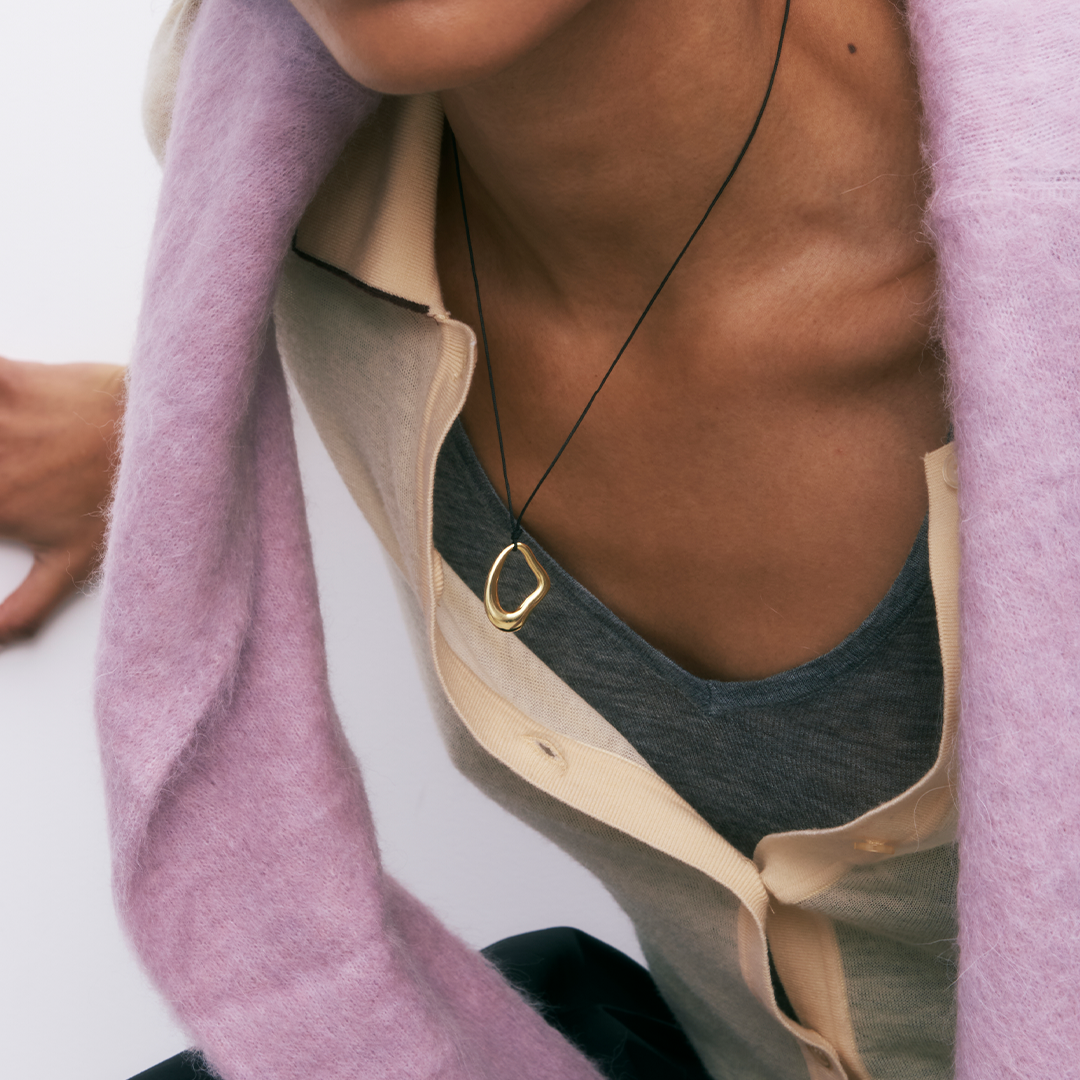 Colar com pendente irregular de prata 925 com banho de ouro 18K em modelo.