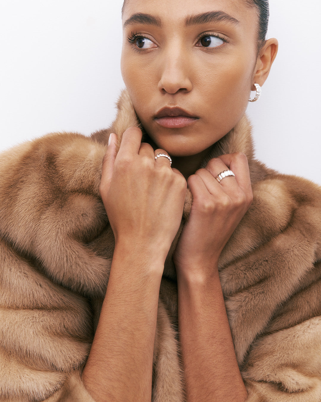 Brincos texturizados de prata 925 com banho de ródio em modelo.