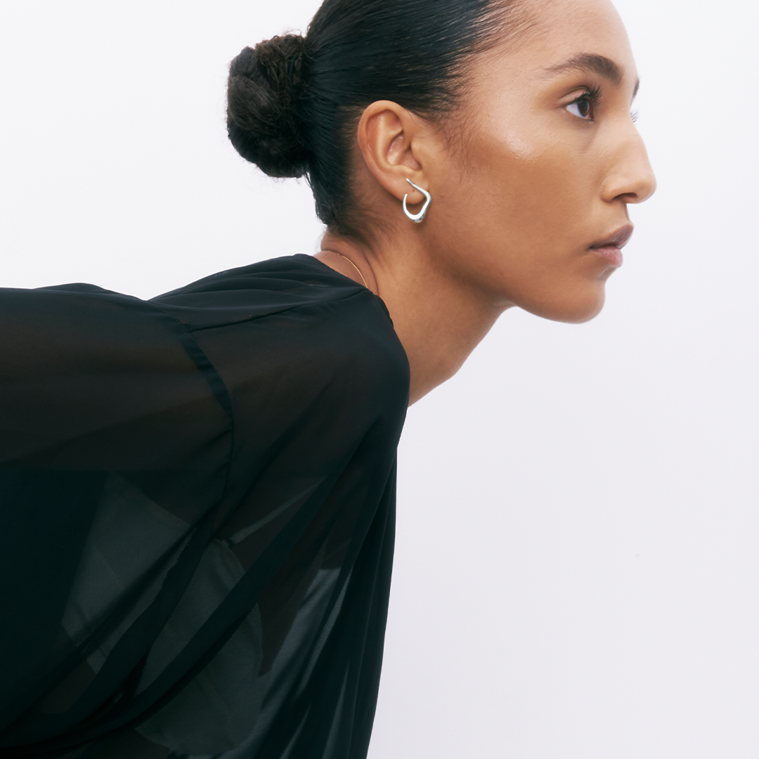 Brincos statement de prata 925 com banho de ródio em modelo.