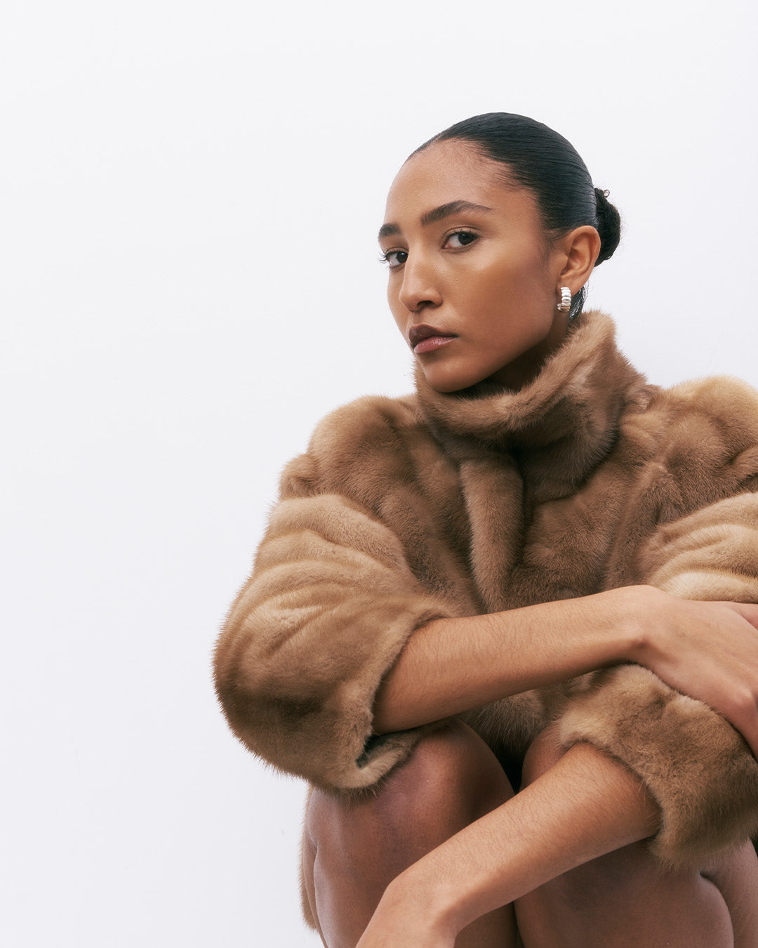 Brincos texturizados de prata 925 com banho de ródio em modelo.