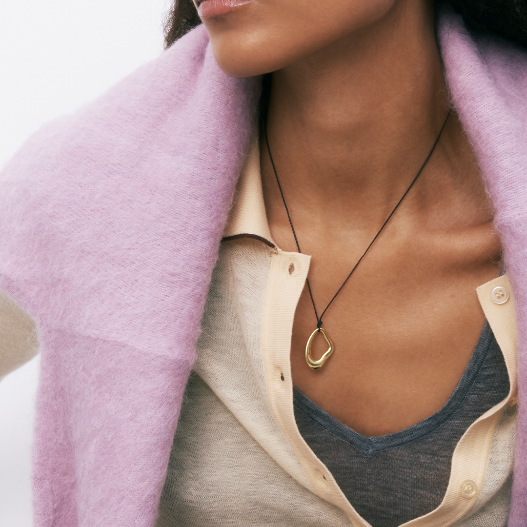 Colar com pendente irregular de prata 925 com banho de ouro 18K em modelo.