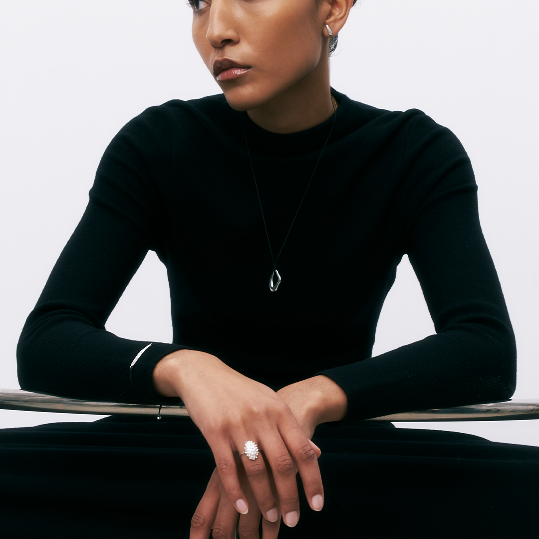 Colar com pendente irregular de prata 925 com banho de ouro ródio em modelo.