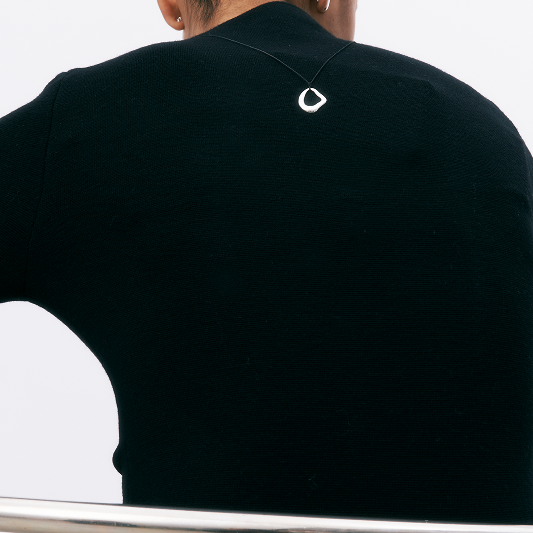 Colar com pendente irregular de prata 925 com banho de ródio em modelo.