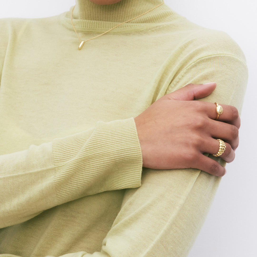 Anel de prata 925 com banho de ouro 18K em modelo.