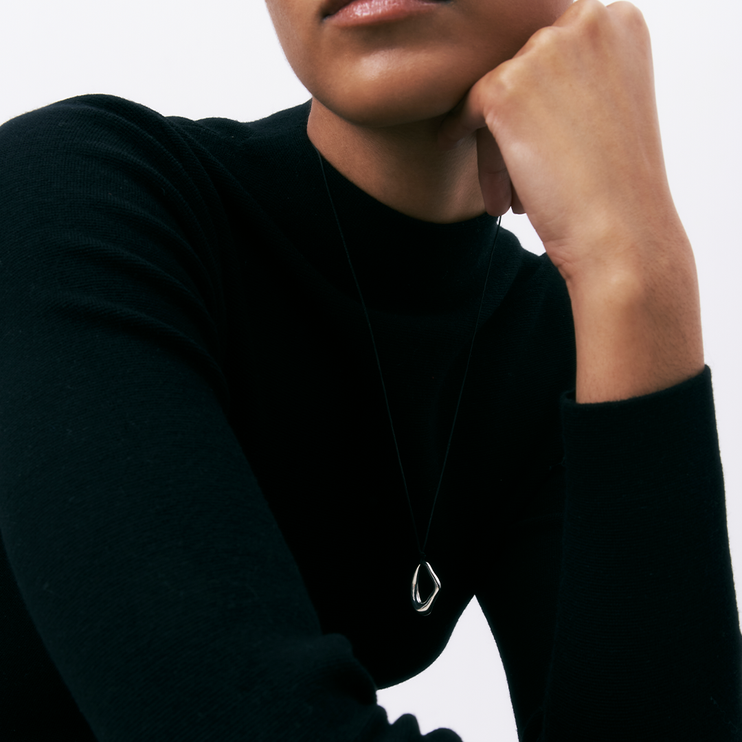 Colar com pendente irregular de prata 925 com banho de ródio em modelo.