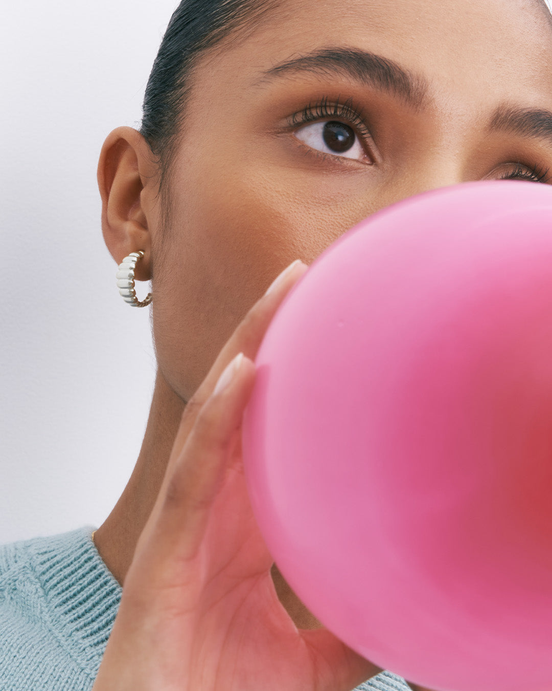 Brincos texturizados em prata 925 com banho de ródio em modelo.